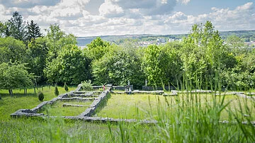 Villa Rustica mit vielen Bäumen im Hintergrund