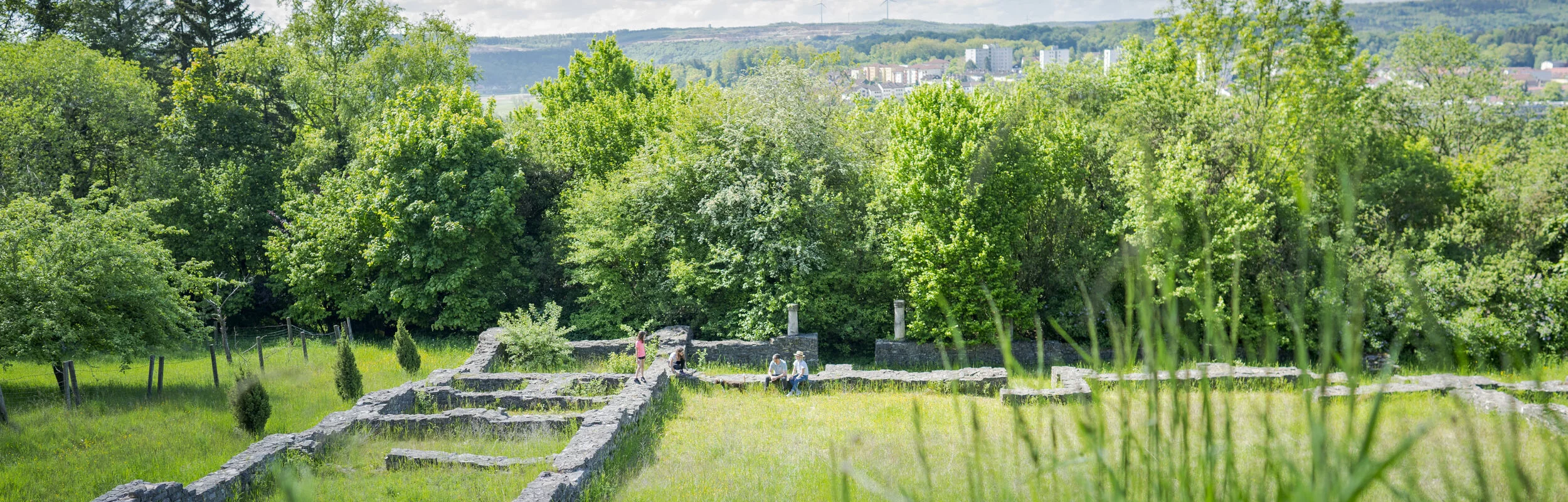 Villa Rustica mit vielen Bäumen im Hintergrund