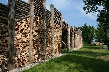 Keltentor Kelheim-Gronsdorf Das rekonstruierte Keltentor ist aus vielen Holzpflöckengebaut, die mit Steinen ausgefüllt sind. Und oben wurde die Konstruktion mit Holzlatten noch weiter erhöht.