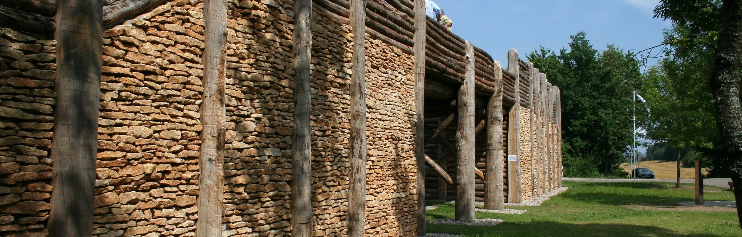 Das rekonstruierte Keltentor ist aus vielen Holzpflöckengebaut, die mit Steinen ausgefüllt sind. Und oben wurde die Konstruktion mit Holzlatten noch weiter erhöht.