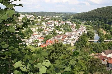 Blick auf Solnhofen Solnhofen von oben. Eingerahmt von grünen Blättern und dem bewaldeten Hängen.