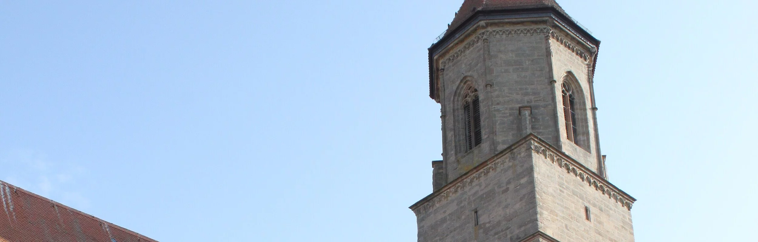Hier sieht man die Stadtkirche mit Ihrem großen Eingangstor