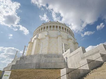 Befreiungshalle Kelheim Der imposante Rundbau der Befreiungshalle auf dem Michelsberg. Rechts sind die Treppenstufen, die zu ihr hoch führen zu sehen. Der Himmel strahlt blau und ist leicht bedeckt.