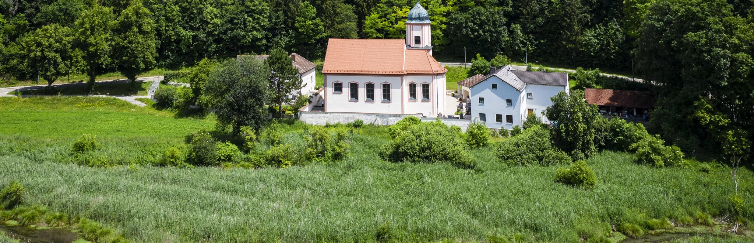 Blick auf Wallfahrtskirche Heilig Kreuz mit Schambach