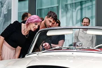 Interessierte Besucher bestaunen ein ausgestelltes Fahrzeug im Audi Forum.