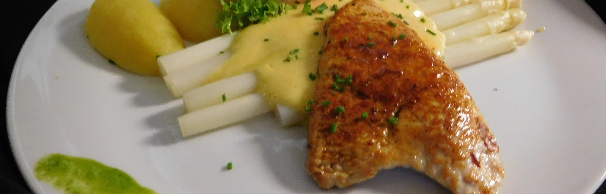 weißer Spargel garniert Sauce Hollandaise und Salzkartoffeln sowie hellgold gebratenem Hähnchenfilet