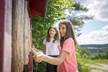 Nahaufnahme eines spielenden Mädchens an der Klangstation. Zweites Mädchen im Hintergrund Nahaufnahme eines spielenden Mädchens an der Klangstation. Zweites Mädchen im Hintergrund.