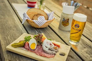 Leckere Brotzeit im Biergarten der Krone in Kinding