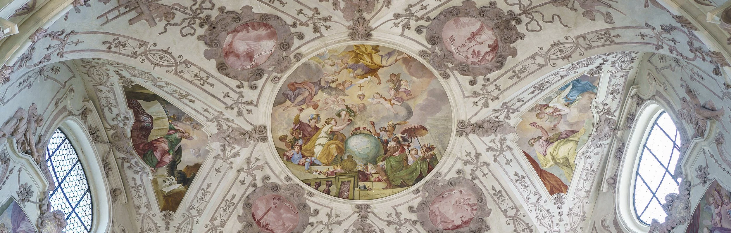 Die gesamten Deckengemälde der Kuppel der ehemaligen Klosterkirche.