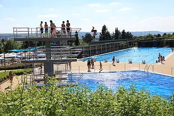 Freibad auf der Marienhöhe in Nördlingen Jugendliche auf dem Sprungturm im Freibad auf der Marienhöhe.