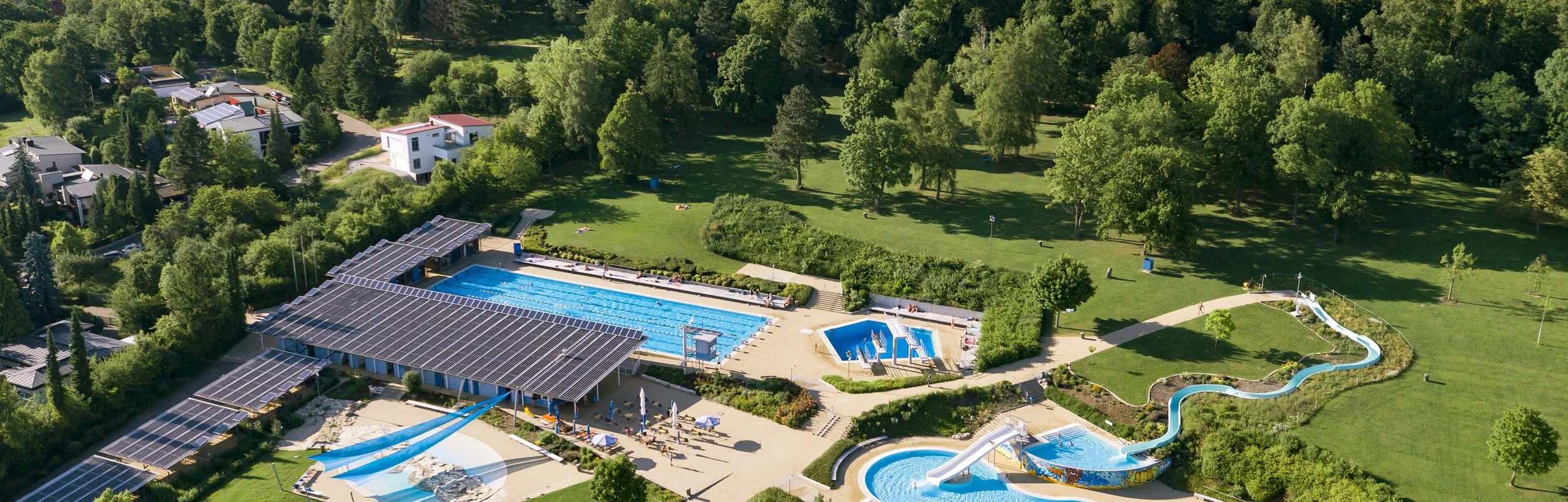Luftbild auf die Freibadanlage auf der Marienhöhe in Nördlingen.
