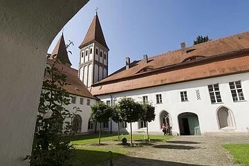 Innenhof der Klosteranlage Heidenheim mit Blick auf die Türme des Münsters