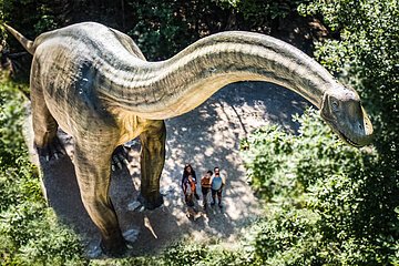 Dinosauriermuseum in Denkendorf Familie unter Riesensaurier