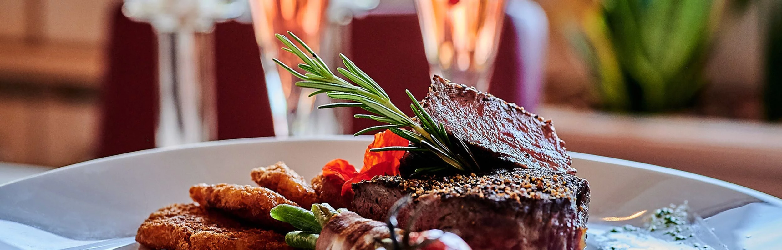Ein Pfeffersteak mit Beilagen auf einem Teller serviert.