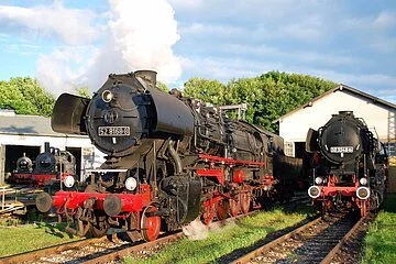 Blick auf dampfende Lokomotiven im Bayerischen Eisenbahnmuseum in Nördlingen