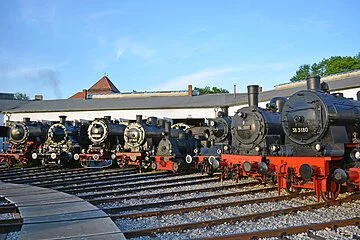 Die große Drehscheibe mit verschiedenen Loken im Bayerischen Eisenbahnmuseum