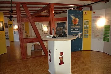 Blick auf den Infoterminal und auf Infotafeln im Geopark Infozentrum in Nördlingen