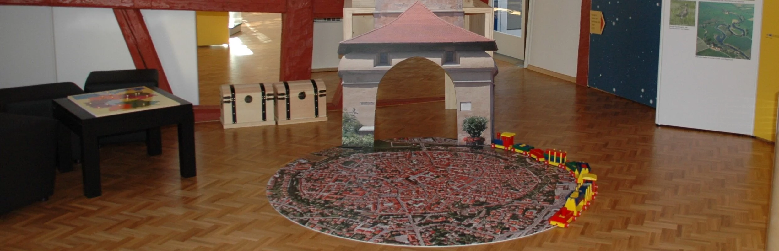 Blick auf die Spielecke mit Holzspielzeug im Geopark Infozentrum in Nördlingen