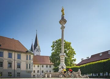 Gravelbiker am Residenzplatz Eichstätt