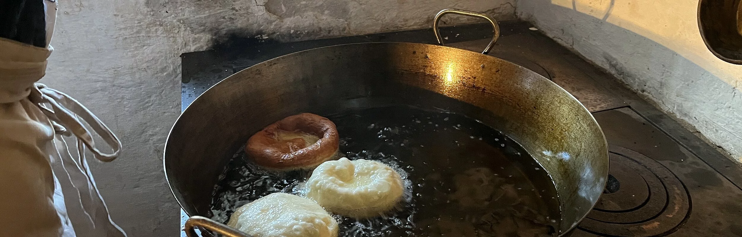 Kiachle schwimmen im heißen Fett. Aufgenommen in der historischen Küche des Jura-Bauernhof-Museums