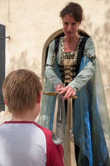 Ritterschlag Schloss Möhren Die Schlossherrin in Gewand macht einen Ritterschlag bei einem Jungen