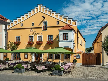 Hotel zur Krone GmbH Außenansicht Gebäude Die Außenansicht des Hotel zur Krone in Beilngries mit Stühlen und Tischen vor dem Gebäude.