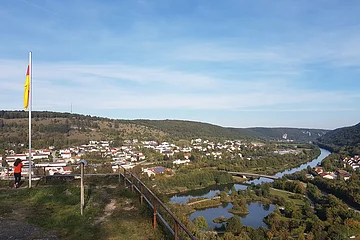 Vom Drei-Burgen-Steig hat man einen super Blick über ganz Riedenburg und den Main-Donau-Kanal.
