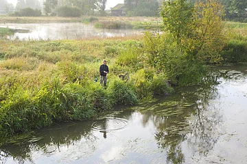Angeln an der Schwarzach Das Foto zeigt einen Angler beim Fischen an der Schwarzach