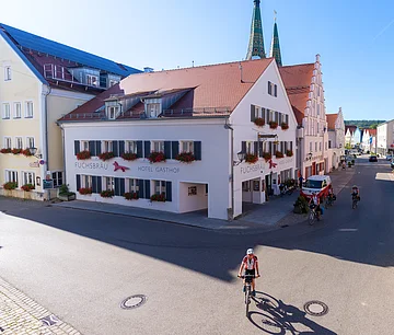 Fuchsbräu - Radlertage Ein Radfahrer auf der Straße vor dem Gebäude Hotel Fuchsbräu in Beilngries