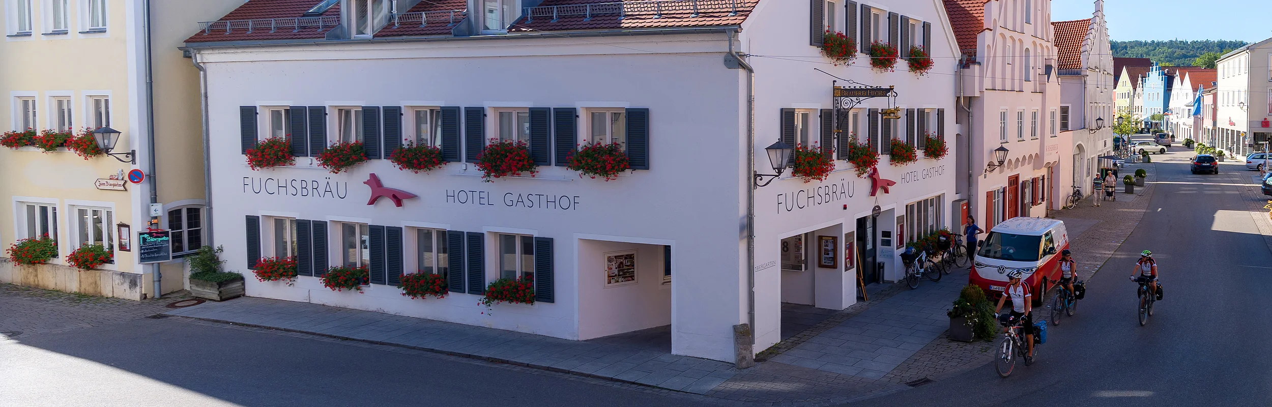 Ein Radfahrer auf der Straße vor dem Gebäude Hotel Fuchsbräu in Beilngries
