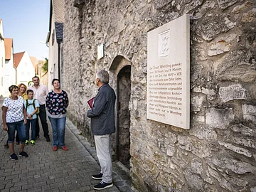 Stadtführung am Folterturm Ein Stadtführer macht eine Führung durch den Folterturm.