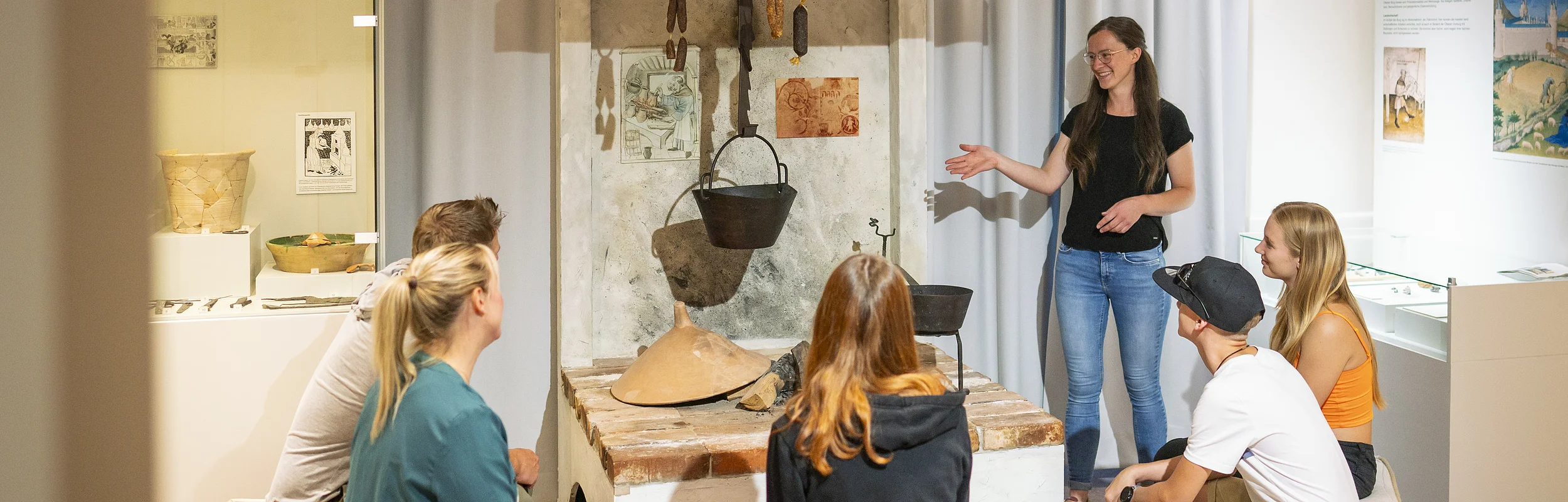 Museum Treuchtlingen: Abteilung „Leben auf der Burg Treuchtlingen“ der Dauerausstellung; Exponat: Mittelalterliche Herdstelle