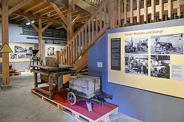 Bauernhöfe unter Strom. Elektrizität in der Landwirtschaft. Die Elektrifizierung der Bauernhöfe war eine Vision, die sich mit bei-spielloser Geschwindigkeit durchgesetzt hat. Sobald die Dörfer an das Netz der überregionalen Stromversorger angeschlossen waren – meist in den Jahren nach dem Ersten Weltkrieg – hielten die ersten Glühbir-nen und Elektromotoren Einzug auf den Bauernhöfen. Futterschnei-der, Schrotmühle, Kreissäge und Dreschmaschine konnten mit einem einzigen Motor angetrieben werden – eine wahrhaft utopische Errun-genschaft. ..Große Hoffnungen setzten die Stromanbieter in die Elektrifizierung der Außenwirtschaft, vor allem des Pflügens als der energieintensivsten Arbeit in der Landwirtschaft. Man experimentierte mit Seilpflügen, die analog zum Dampfpflug von Elektro-Lokomobilen gezogen wurden. Doch die Technik erwies sich als zu teuer und umständlich. Vor allem .das Problem der Stromversorgung ließ alle Anstrengungen der Groß-konzerne AEG und Siemens im Sande verlaufen. ..Mit dem Aufkommen des Ackerschleppers schien dieses Kapitel tech-nischer Visionen abgeschlossen. Doch gegenwärtig erlebt die Idee der E-Mobilität in der Landwirtschaft eine Renaissance.