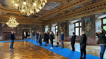 Prunksaal Schloss Ratibor Roth Das Foto zeigt eine Führung durch den Prunksaal im Schloss Ratibor in Roth durch den Museumsleiter für ca. 16 Museumskollegen.