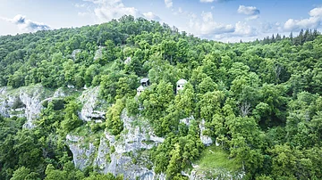 Das Schulerloch liegt versteckt im Naturschutzgebiet mitten im Wald.