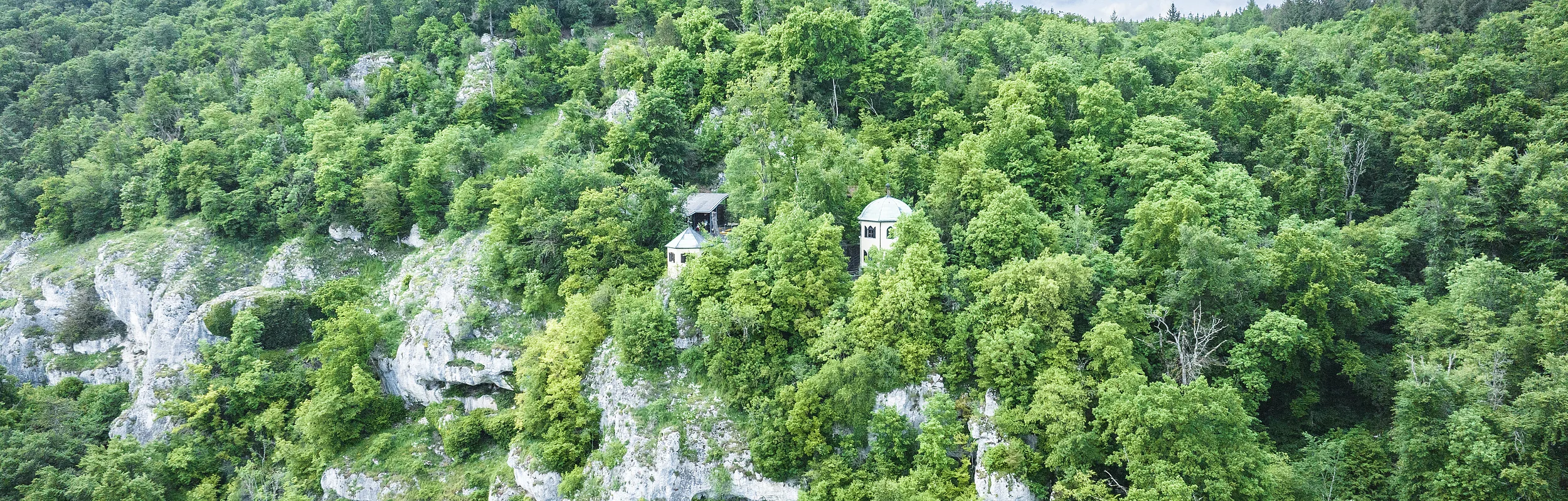 Das Schulerloch liegt versteckt im Naturschutzgebiet mitten im Wald.