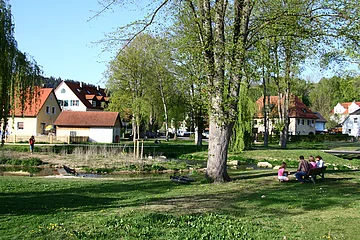 Eine grüne Oase mit der Sulz vor dem Hotel zur Krone.