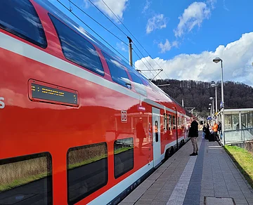 Bahnhof Kinding Eine Regionalbahn hat am Gleis gehalten und Reisende warten darauf, dass sich die Türen öffnen.