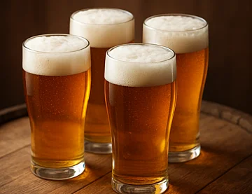 Biergläser auf Fass $ Biergläser stehen auf einem Holzfass