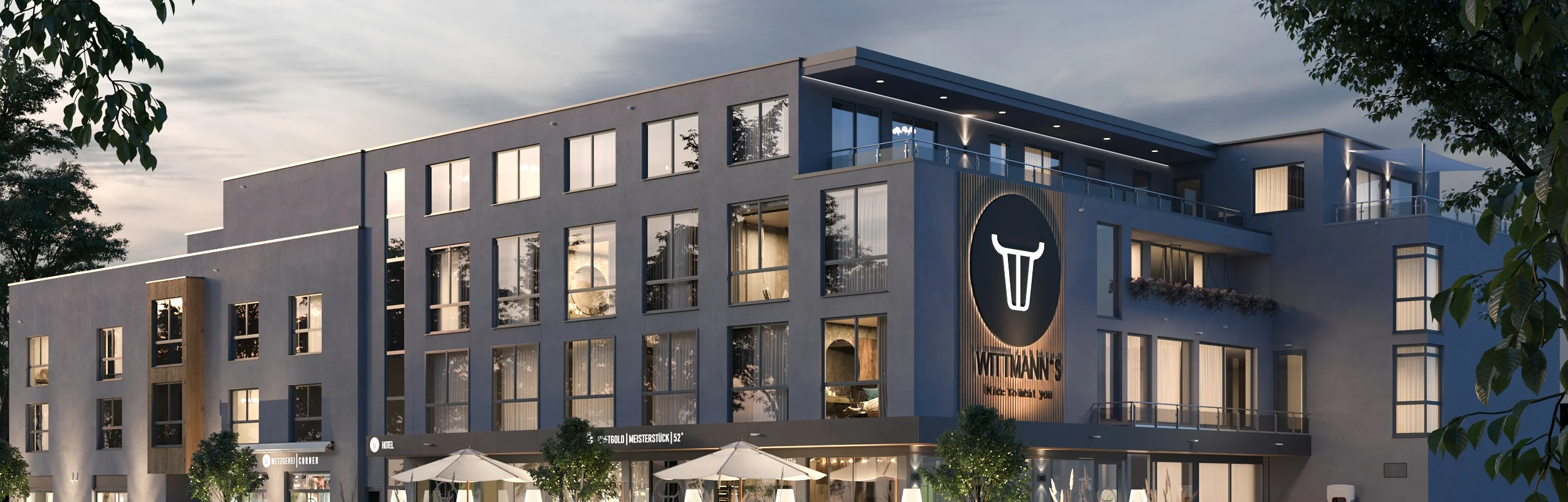 Modernes Gebäude mit mehreren Stockwerken, großen Fenstern und einem Restaurant im Erdgeschoss. Bäume im Vordergrund.