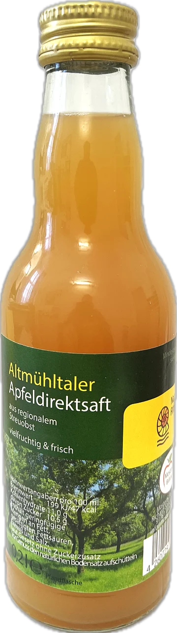 Altmühltaler Apfeldirektsaft Flasche mit Altmühltaler Apfeldirektsaft, Etikett mit Nährwertangaben und Bild von Obstbäumen.
