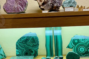 in einer Vitrinen sind Edelsteine verschiedener Farben zu sehen