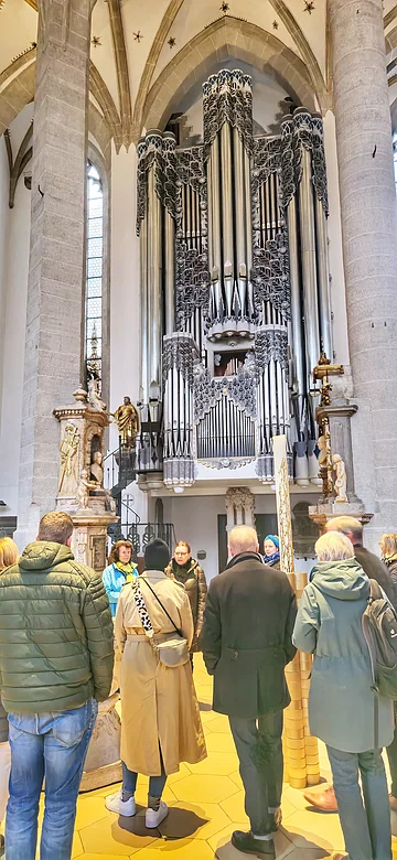 eine Gruppe Menschen steht vor der Dom Orgel