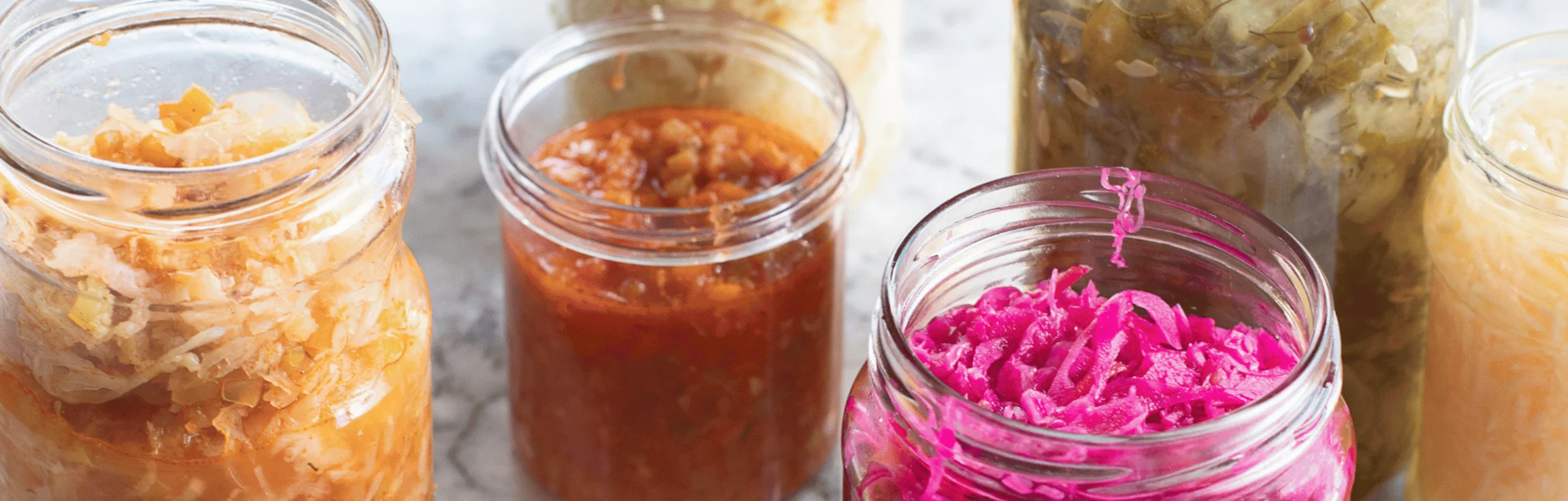 Gläser mit fermentiertem Gemüse