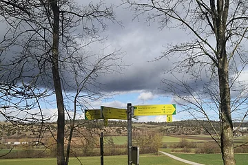 Beschilderung mit vier Auslegern Einschieber Nr. 3 Wanderweg zum Kastell und rund um Pietenfeld