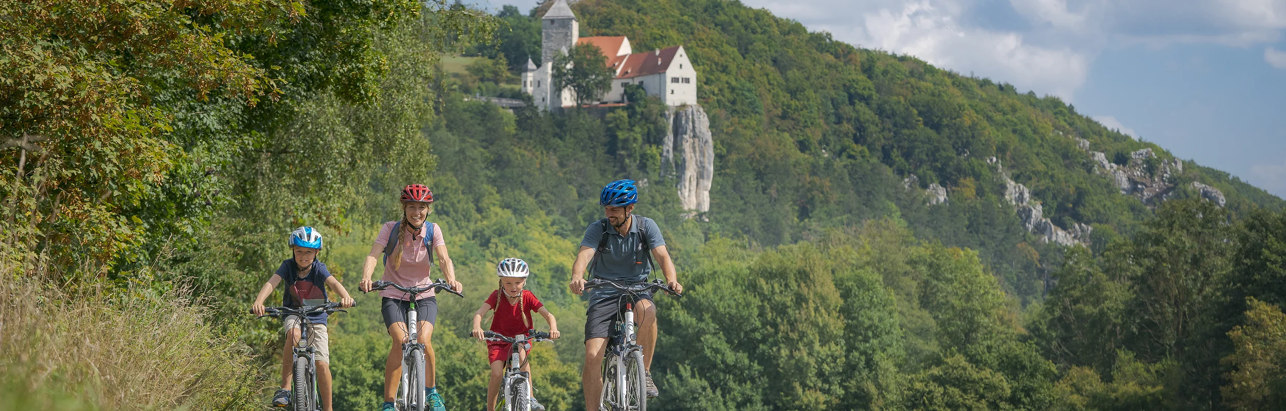Radler unterhalb der Burg Prunn