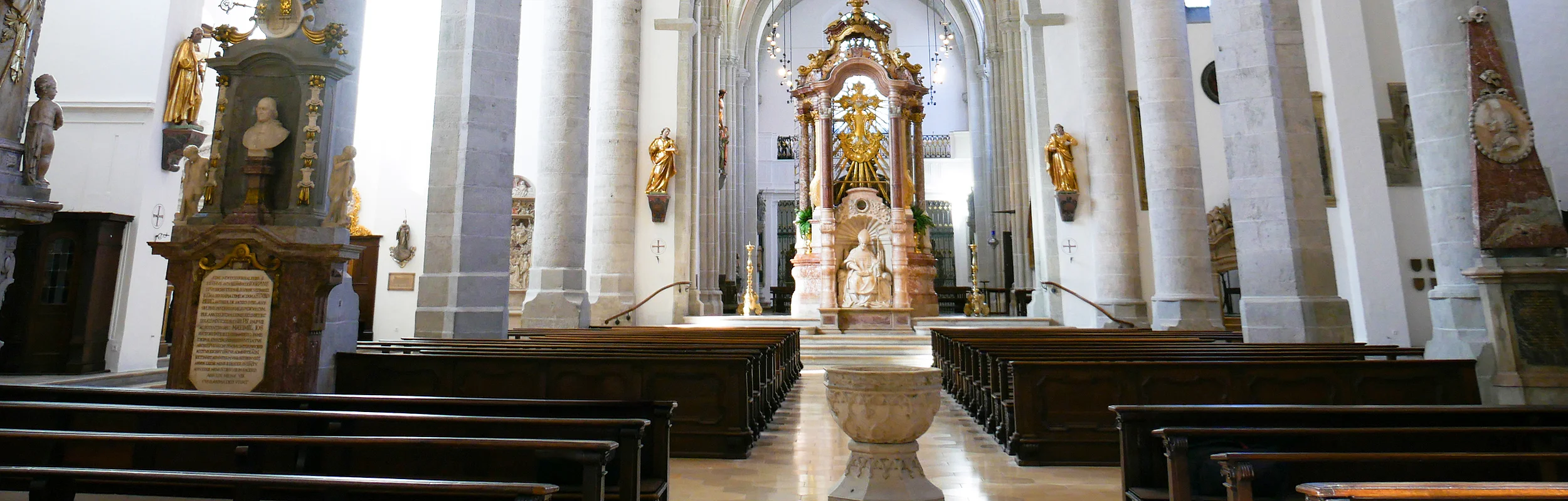 Blick auf den Taufstein und die Statue des Hl. Willibald im Eichstätter Dom