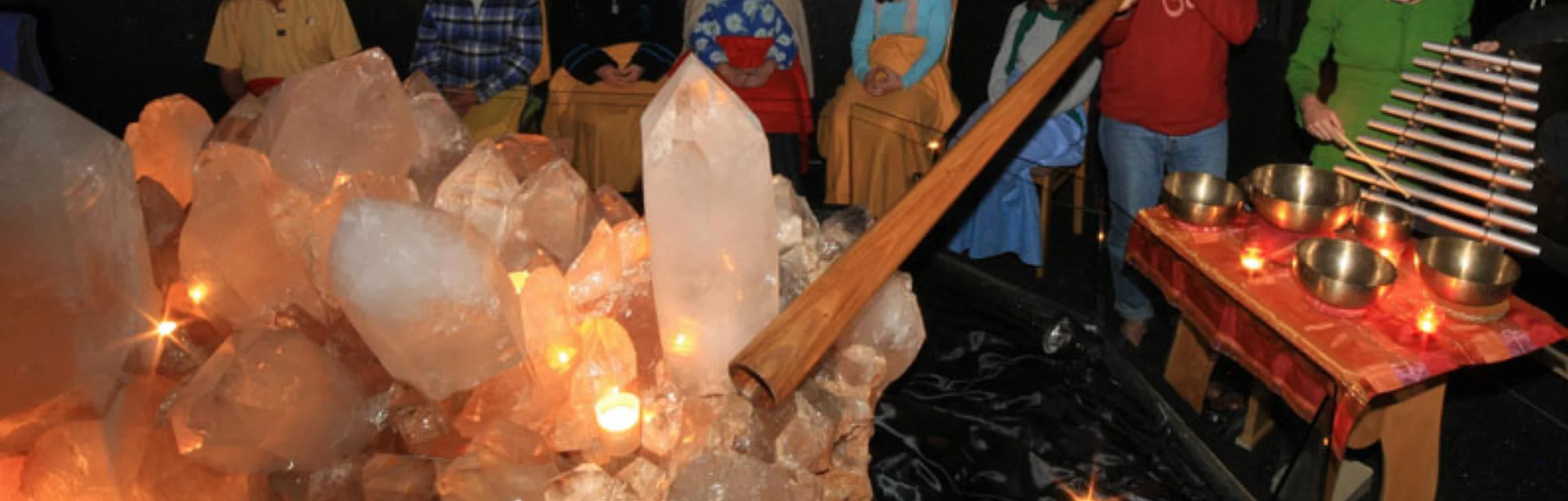 Kristallmuseum mit Besuchern und zwei Musikern mit Klangistrumenten