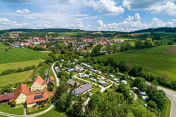 Flugbild mit Sicht von Norden auf den Campingplatz Hasenmühle und den Ort Hechlingen am See