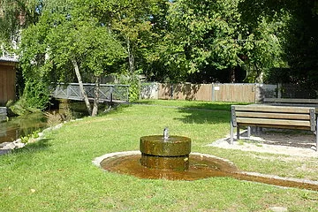 Brunnen am Mühlbach mit Sitzbänken